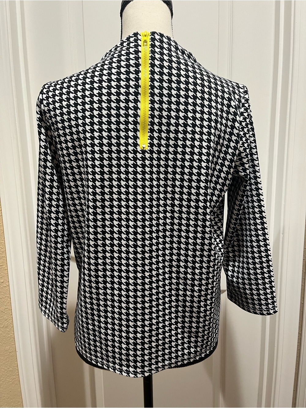 MELLODAY BLACK AND WHITE HOUNDSTOOTH HIGH NECK TOP. Size S - Picture 3 of 8